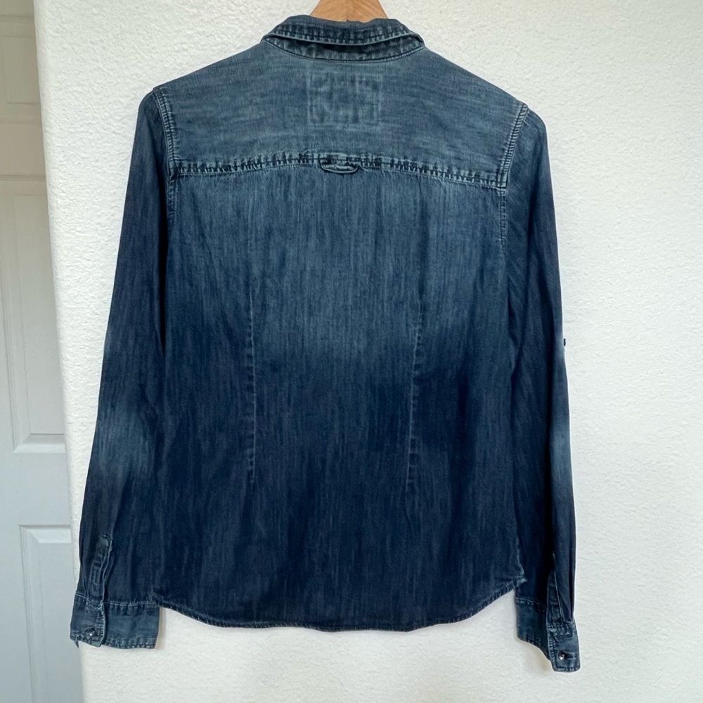 Express Denim Shirt Womens Medium Chambray Roll Sleeve Flap Pockets Distressed - Picture 4 of 5